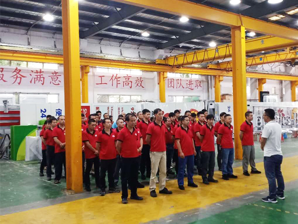 集合！日合班組開晨會啦！